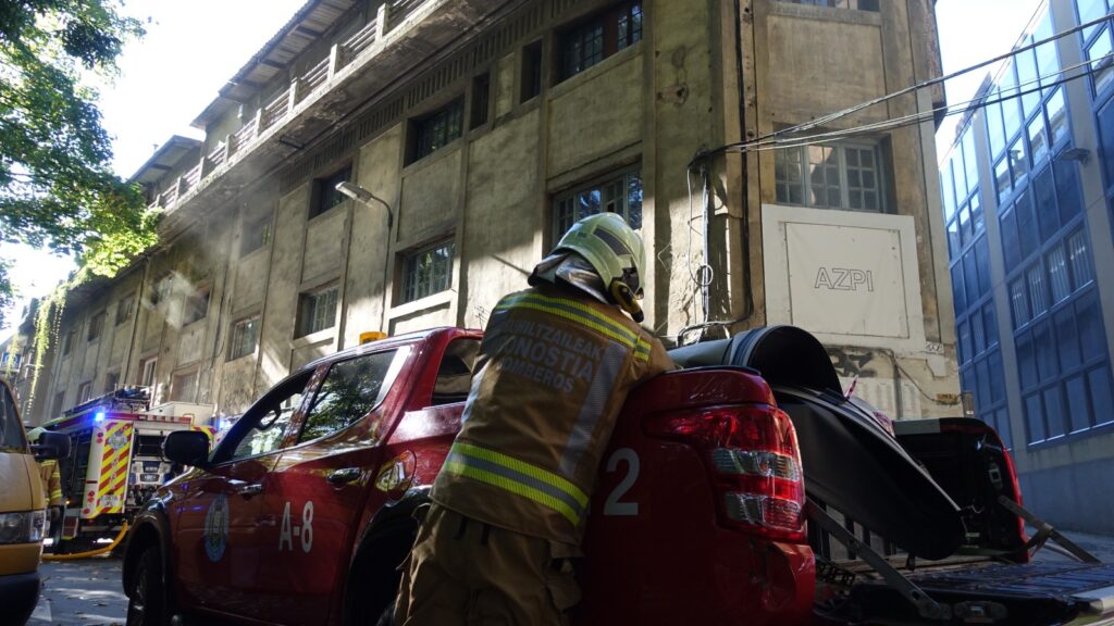 Mundaiz1 Fuego en un edificio abandonado de Mundaiz