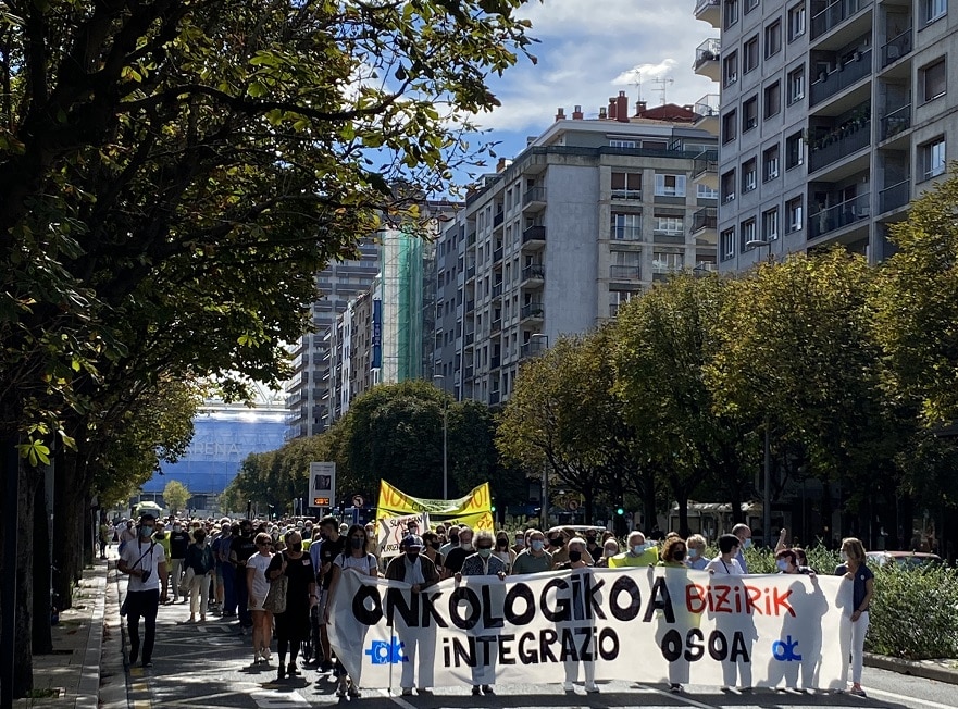 Onkologikoabuena Una manifestación recorre Donostia por el futuro de Onkologikoa