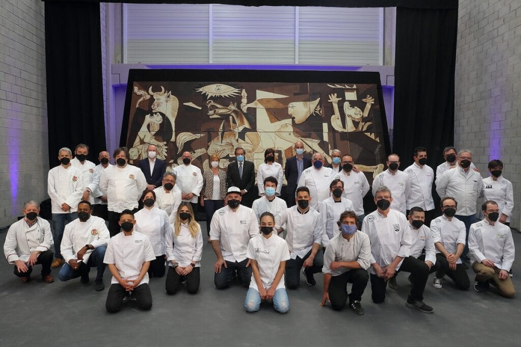 Taldea El 'Gernika' de chocolate viajará a París