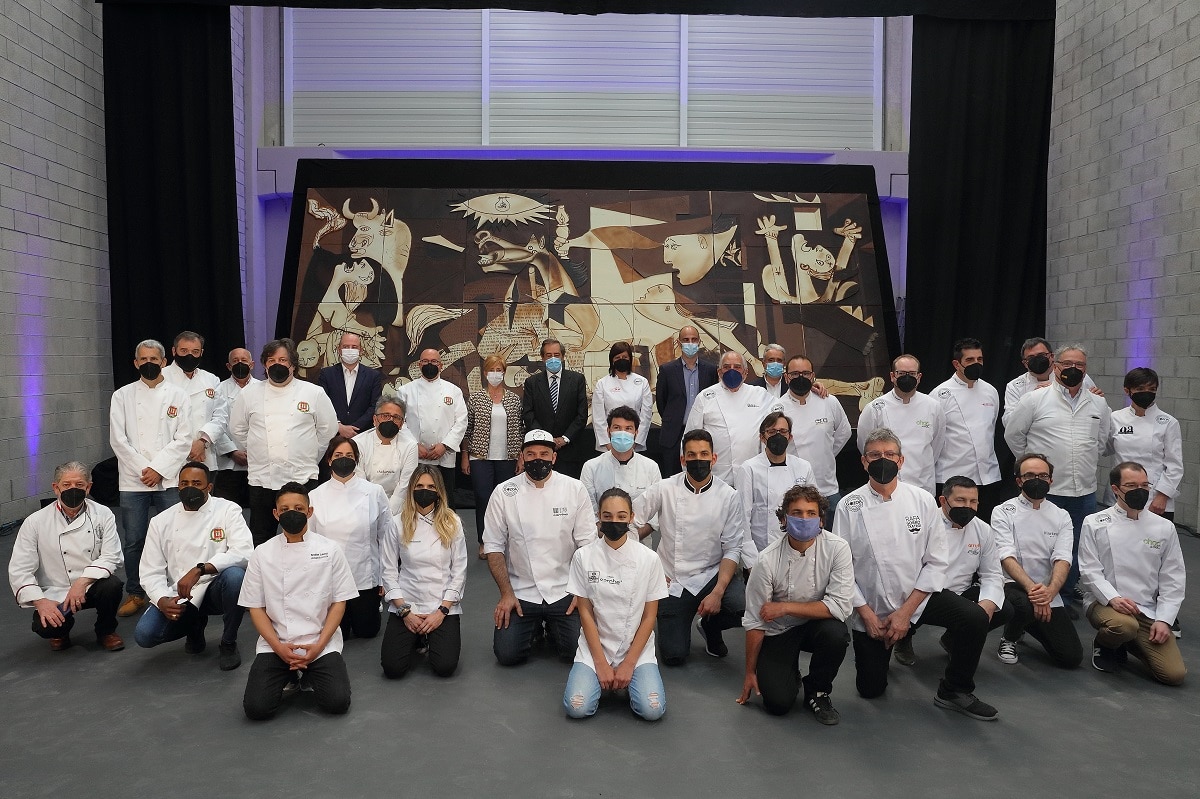 Taldea El 'Gernika' de chocolate viajará a París