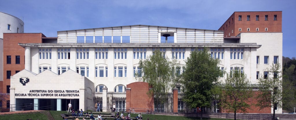 facultad arquitectura Denuncian a un profesor de la UPV-EHU por sacar "violentamente su miembro"