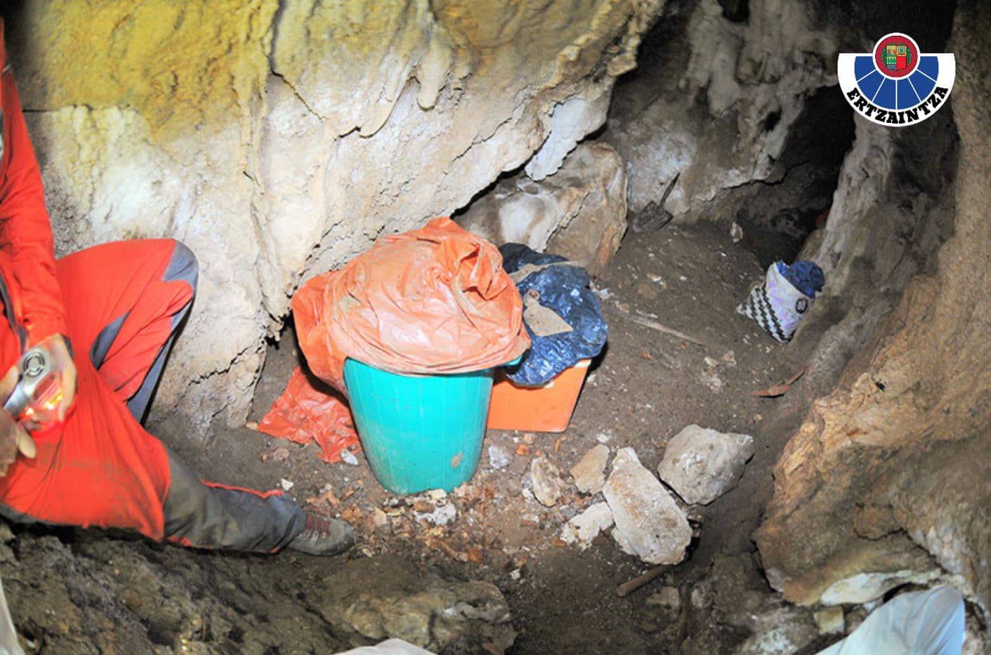 zuloAtaun Un particular halla en Ataun un zulo abandonado de ETA con peligrosa munición