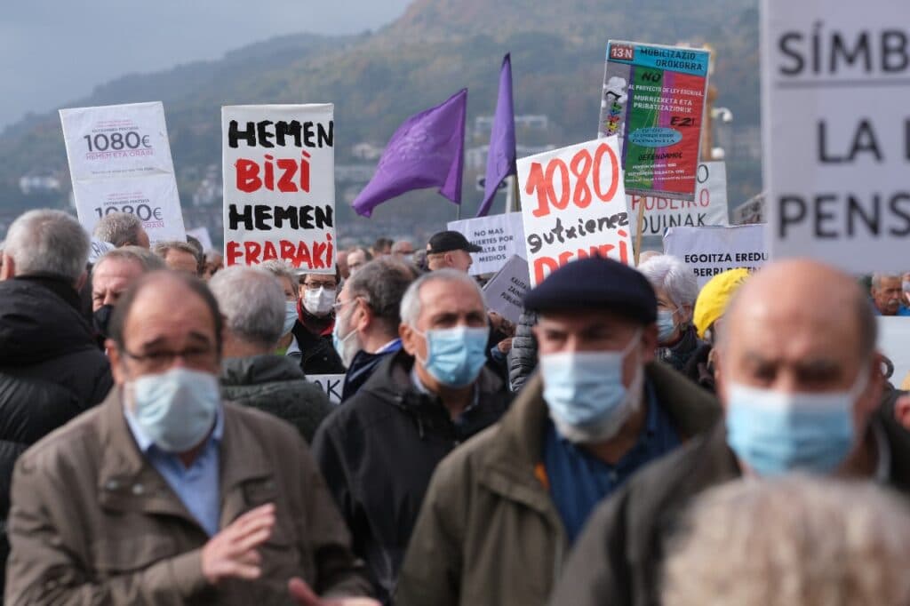 2021 1113 12583200 copy 1280x853 Miles de pensionistas vuelven a la calle en Donostia
