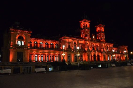 22 ciudades por la vida El Ayuntamiento de Donostia, de rojo contra la pena de muerte