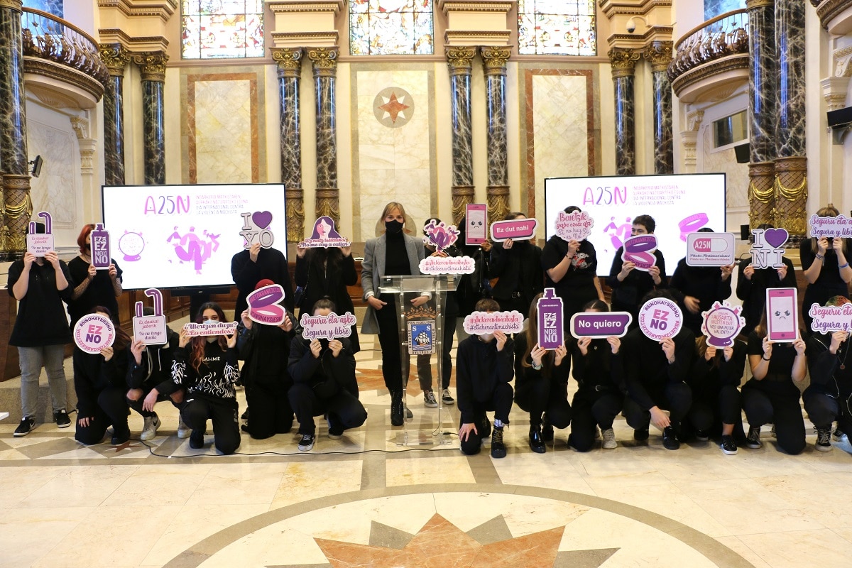 25N Ayto 'Stickers antimachistas' en Donostia con motivo del 25 N