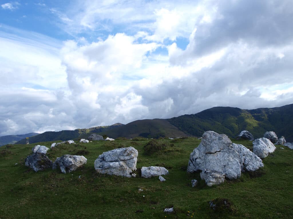 Cromlechs de Urgarata sobre el fondo pirenaico Cromlechs de Urgarata, belleza mecida por el viento