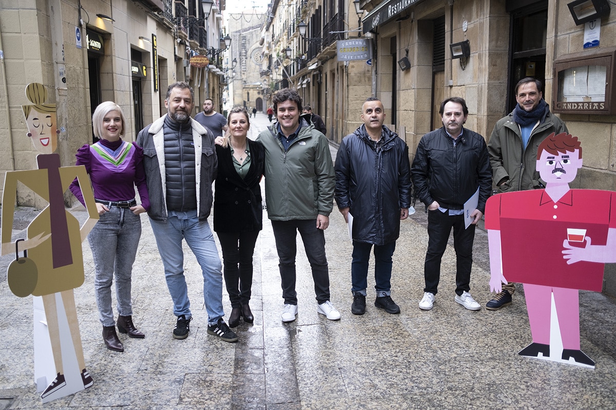 Hosteleros de la Parte Vieja llaman al público de la mano de 'Gilda' y 'Txikito' 1 DSCF8072 Hosteleros de la Parte Vieja llaman al público de la mano de 'Gilda' y 'Txikito'