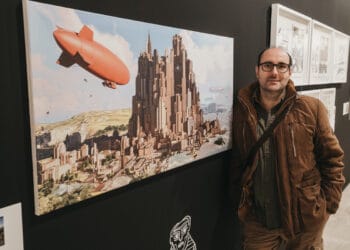 Exposición 'El arte en el cómic' en Okendo K.E. En la imagen Ángel Alonso con una obra de su autoría. Fotos: Santiago Farizano
