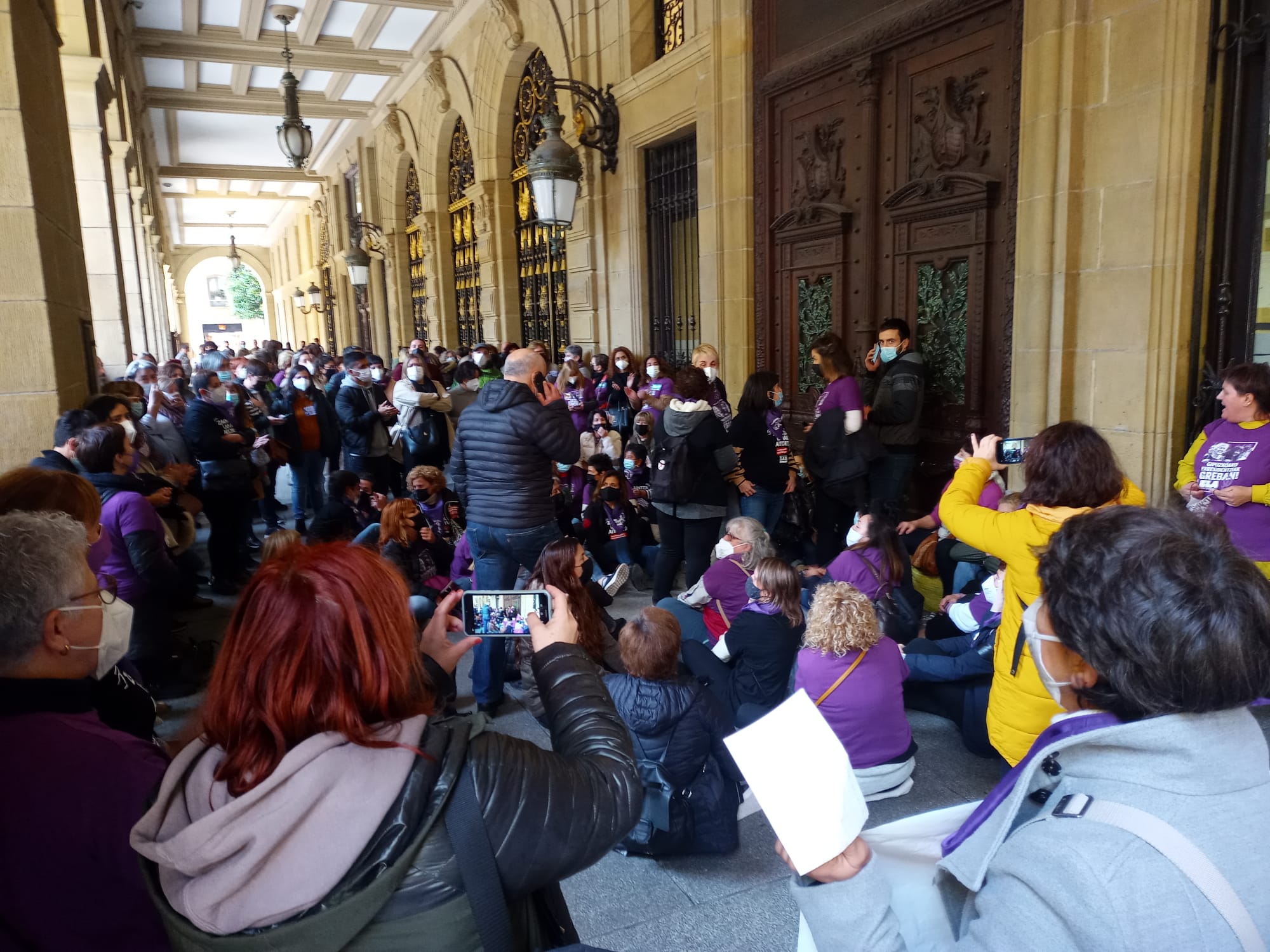 ELA sentada dipu Altercado en la Diputación con las trabajadoras de las residencias