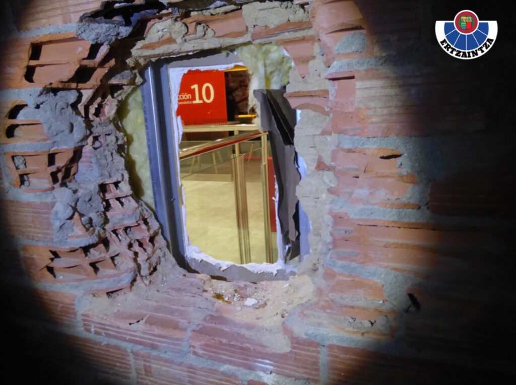 Irun.jpg Tres conocidos delincuentes arrestados por el intento de atraco a un banco de Irun