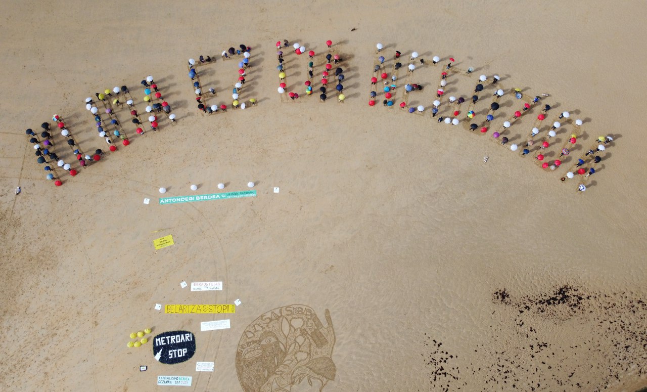 Un mosaico denuncia en la Concha la falta de soluciones al cambio climático 1 Klima ez da negozioa dron 3 Un mosaico denuncia en la Concha la falta de soluciones al cambio climático