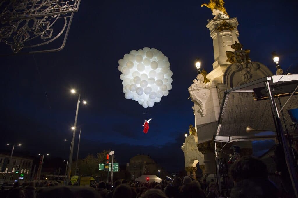 Navidad1 La Navidad se enciende en San Sebastián al ritmo de una bailarina aérea