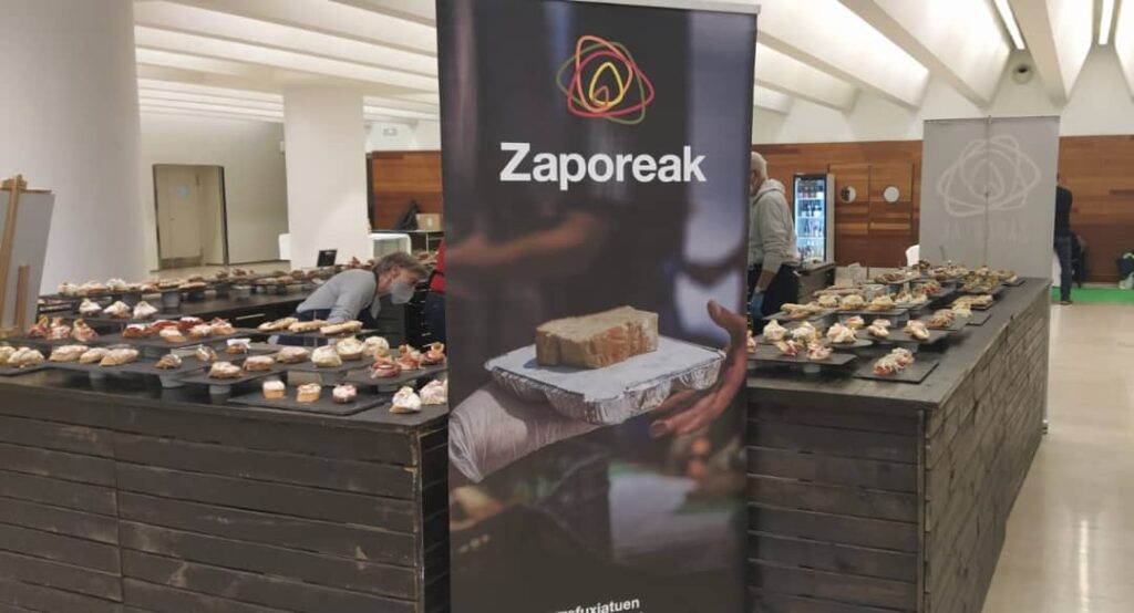 Zaporeak pintxo solidario Pintxo solidario de Zaporeak en el Sagardo Forum del Kursaal