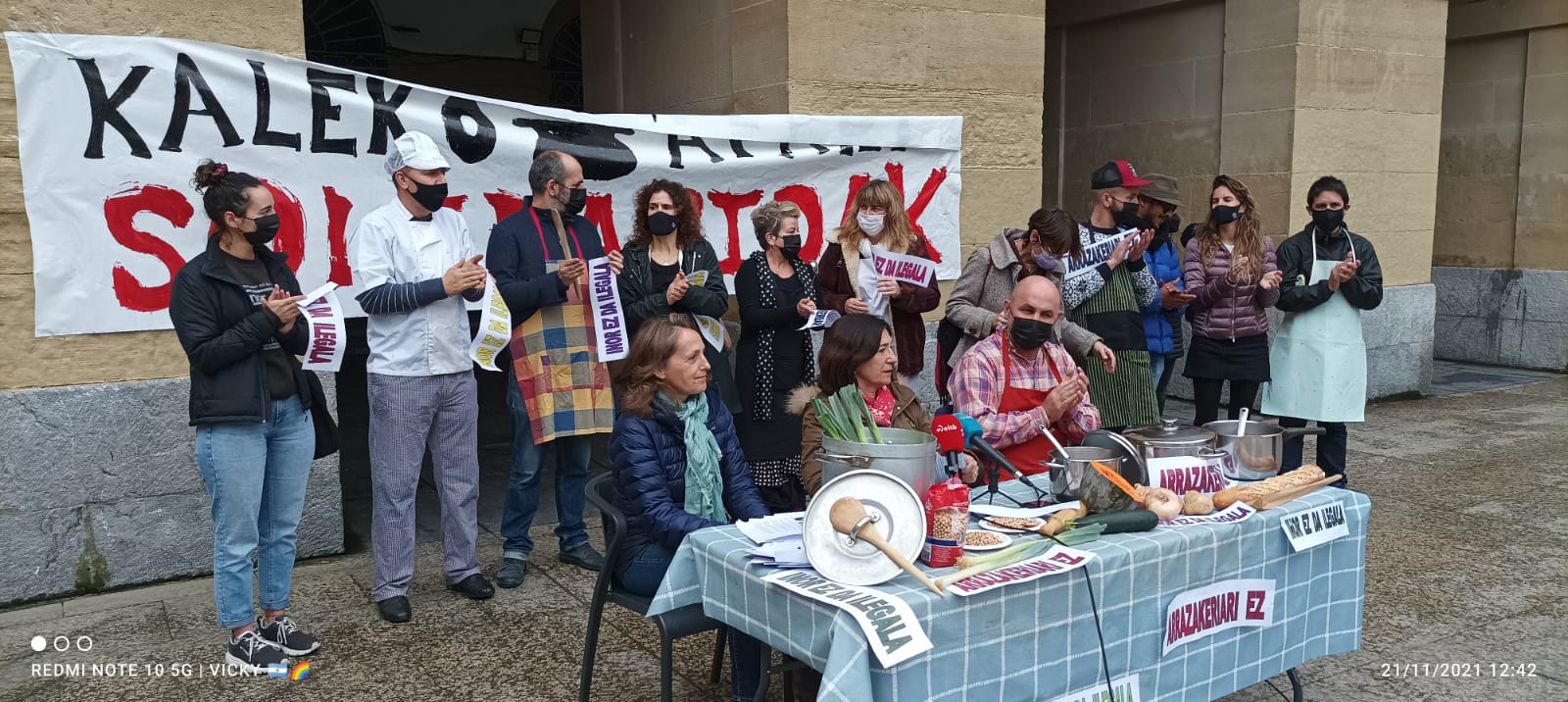 afaria Vecinos de la Parte Vieja y Egia reparten más de 25.000 cenas a personas sin techo en un año