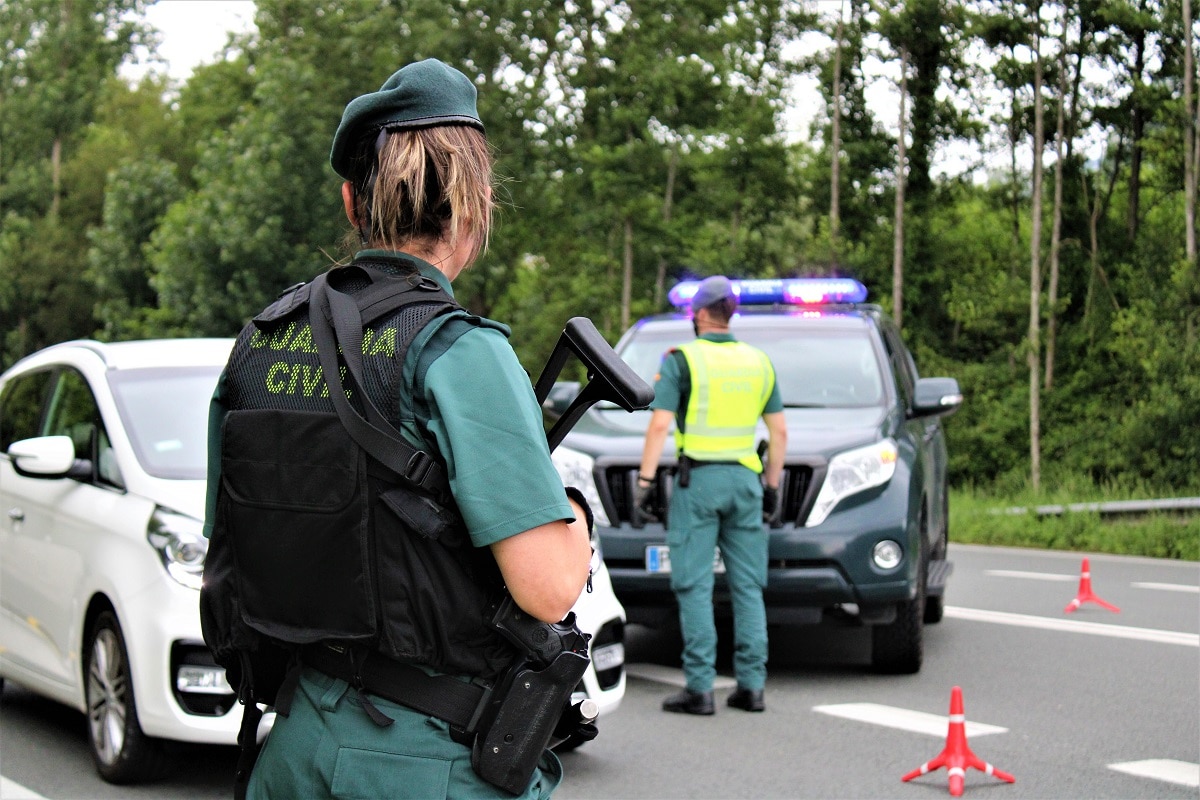 guardia civil frontera Irun: Interceptado un vehículo con siete ocupantes en dirección a la frontera