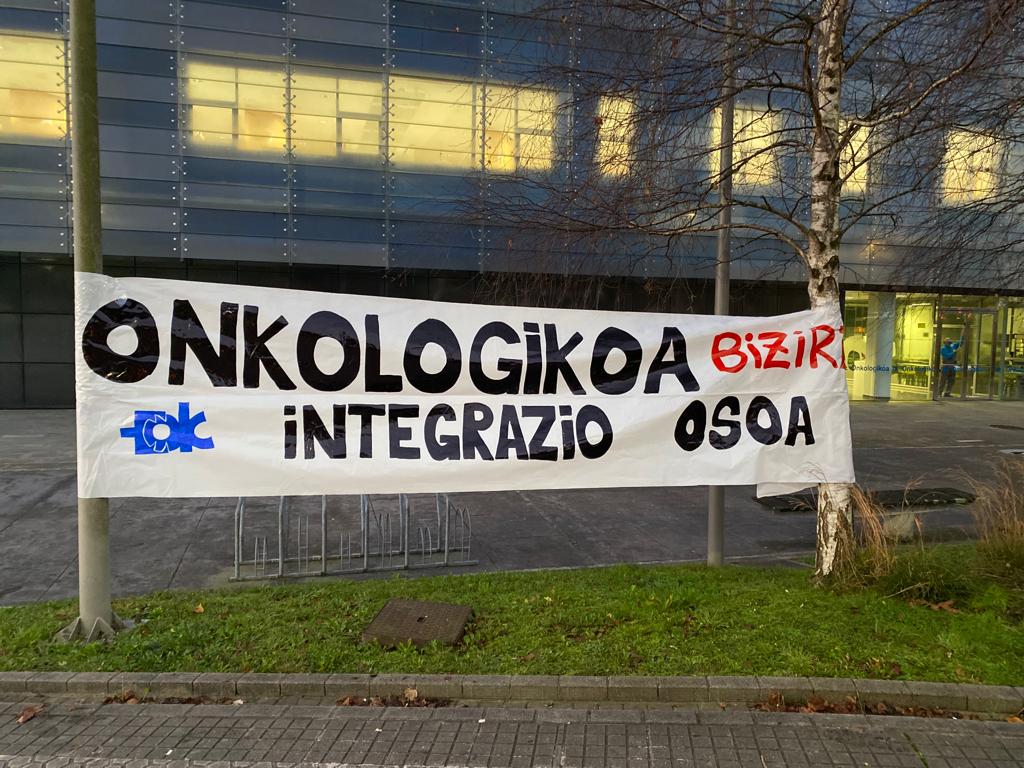 pancarta - Sagardui garantiza los empleos en Onkologikoa tras la vinculación a Osakidetza