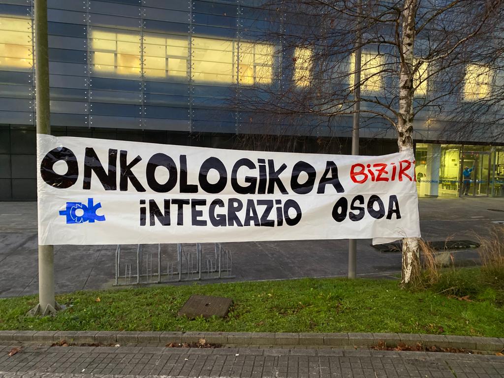 Sagardui garantiza los empleos en Onkologikoa tras la vinculación a Osakidetza 2 pancarta Sagardui garantiza los empleos en Onkologikoa tras la vinculación a Osakidetza