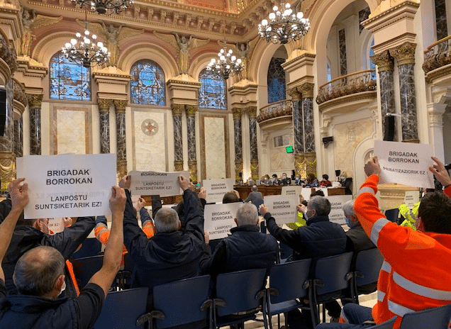 pleno parada Protesta de empleados municipales en el pleno donostiarra