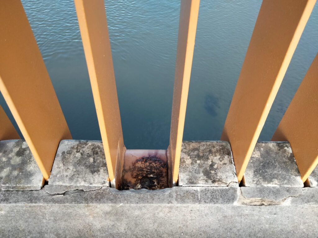 remeros2 Piedras del puente de Mundaiz se desprenden y caen al río