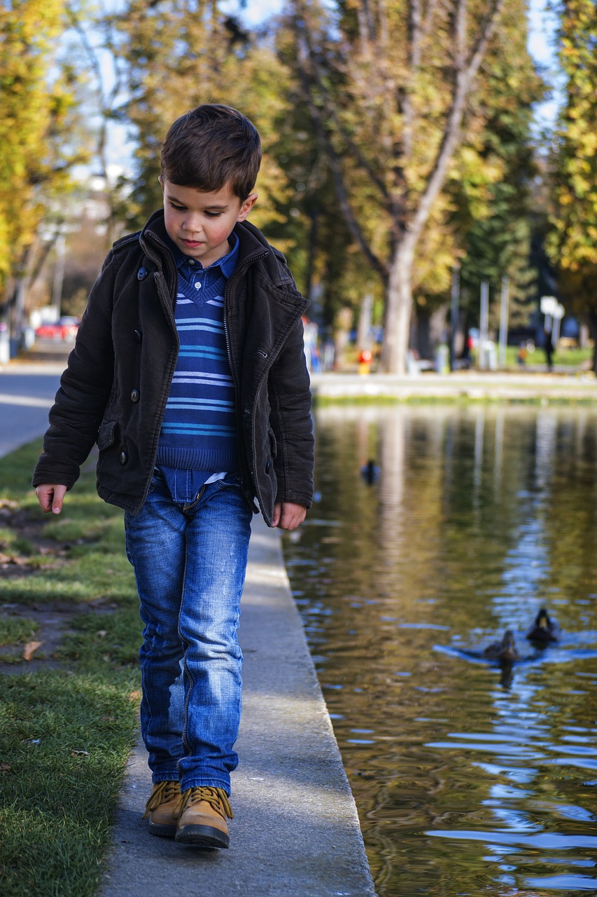 toddler walking by the water ga2b7edca3 1280 A mi hijo le cuesta hacer amigos (Infancia en progreso)
