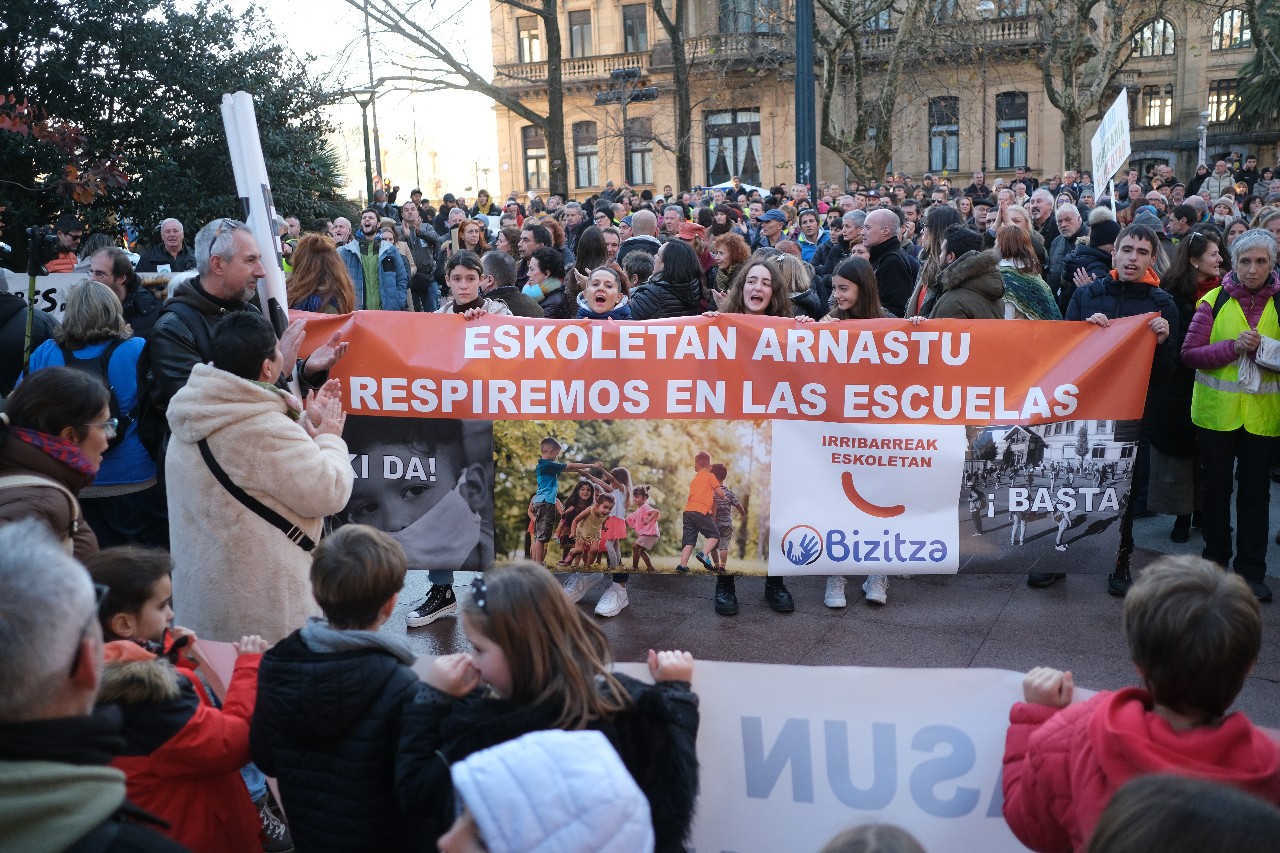 2021 1218 16560400 copy 1280x853 - Cientos de personas se manifiestan contra el pase covid en San Sebastián