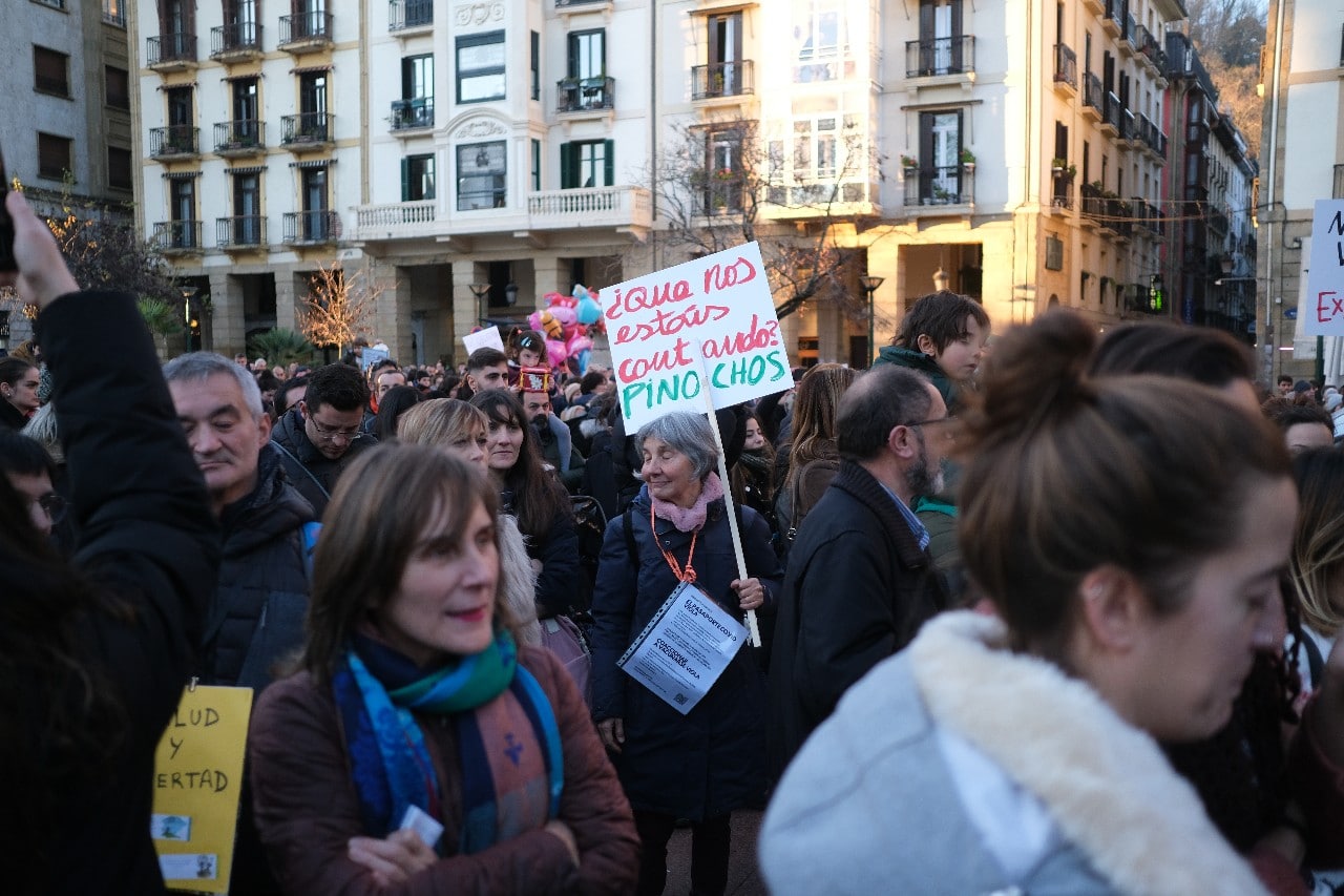 2021 1218 17012000 copy 1280x853 - Cientos de personas se manifiestan contra el pase covid en San Sebastián