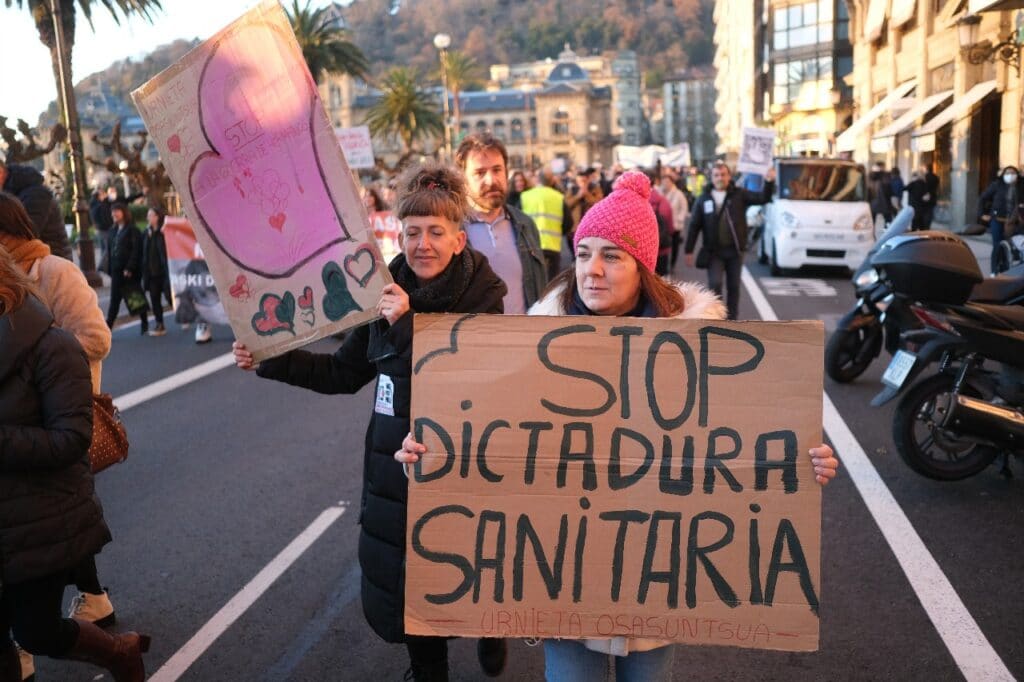 2021 1218 17115400 copy 1280x853 Cientos de personas se manifiestan contra el pase covid en San Sebastián