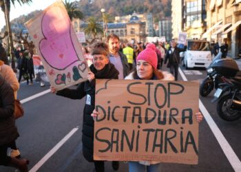 Manifestación contra el  pasaporte covid en Donostia. Fotos: Santiago Farizano