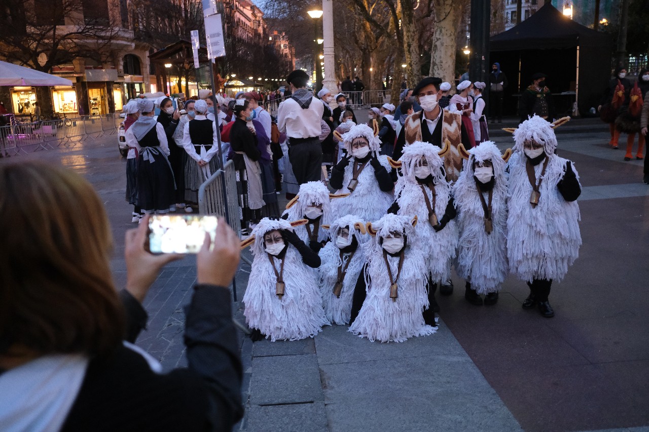 Los niños reciben a Olentzero y Maridomingi en una Donostia menos concurrida