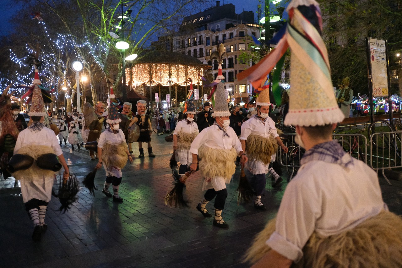 Los niños reciben a Olentzero y Maridomingi en una Donostia menos concurrida