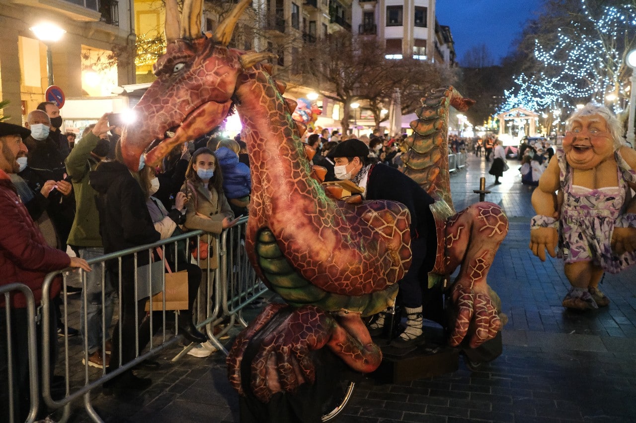 Los niños reciben a Olentzero y Maridomingi en una Donostia menos concurrida