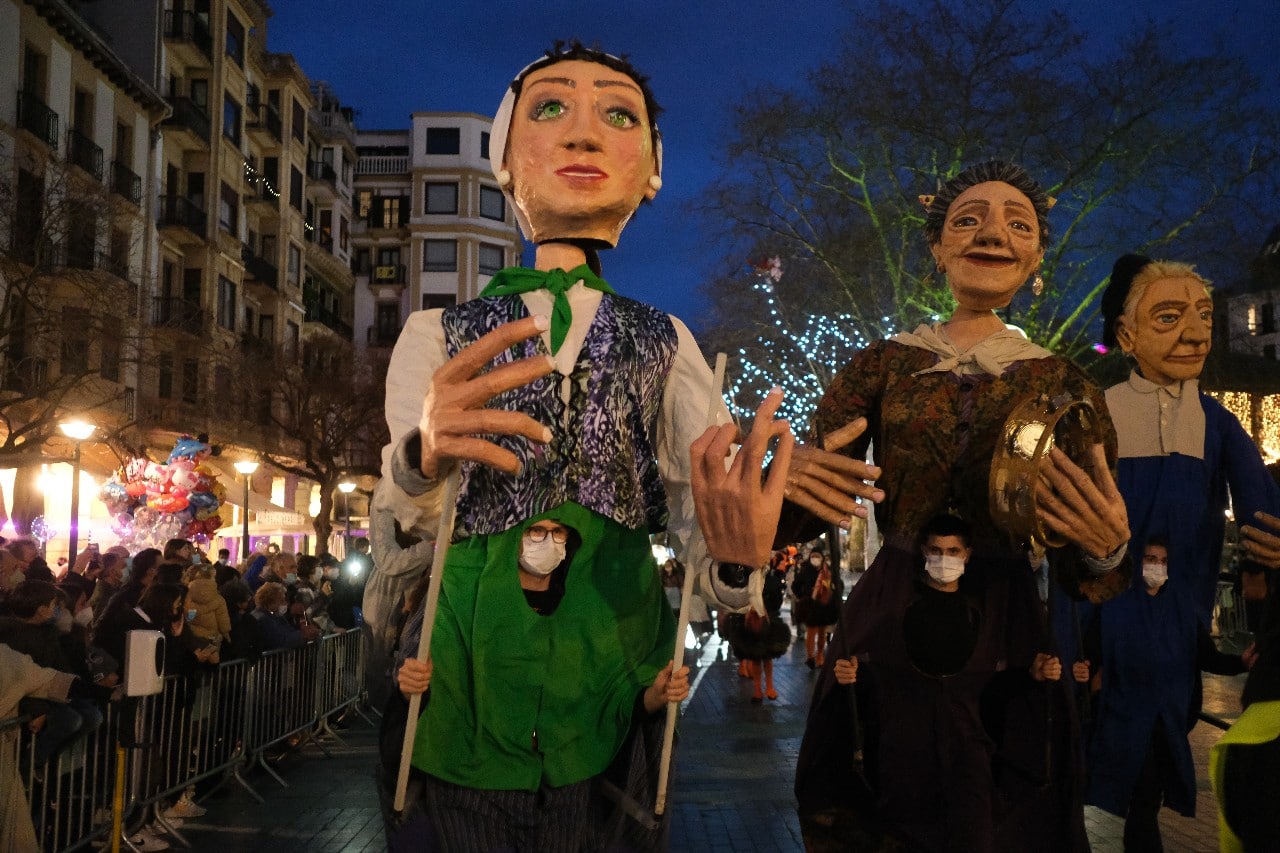 Los niños reciben a Olentzero y Maridomingi en una Donostia menos concurrida