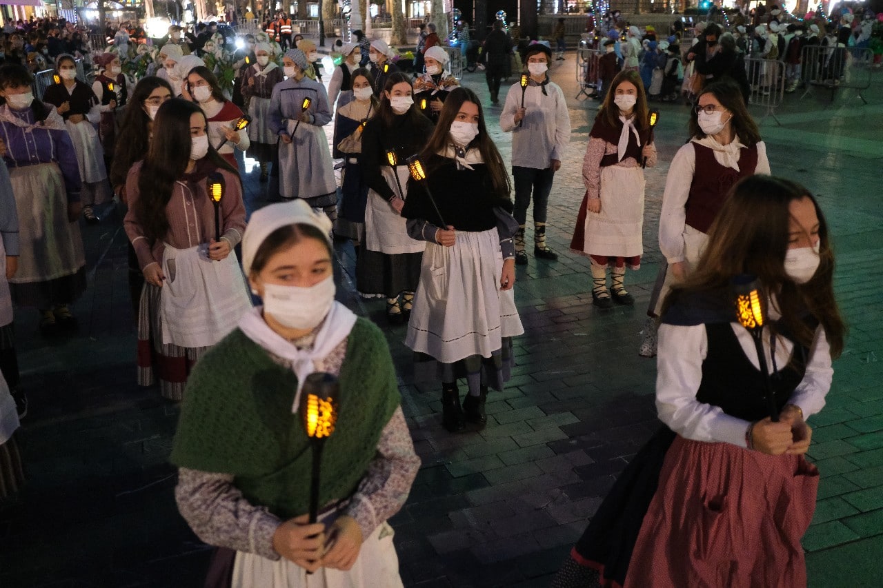 Los niños reciben a Olentzero y Maridomingi en una Donostia menos concurrida