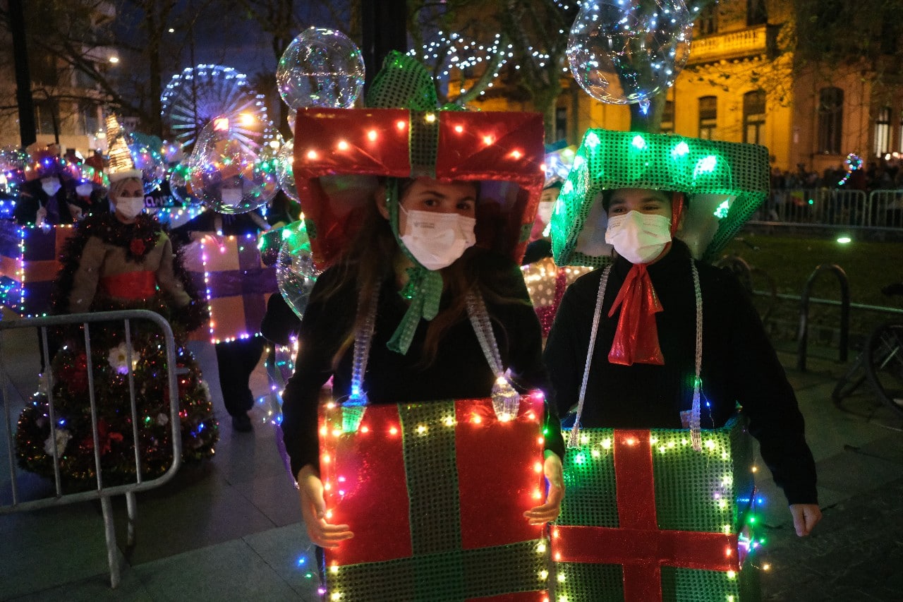 Los niños reciben a Olentzero y Maridomingi en una Donostia menos concurrida