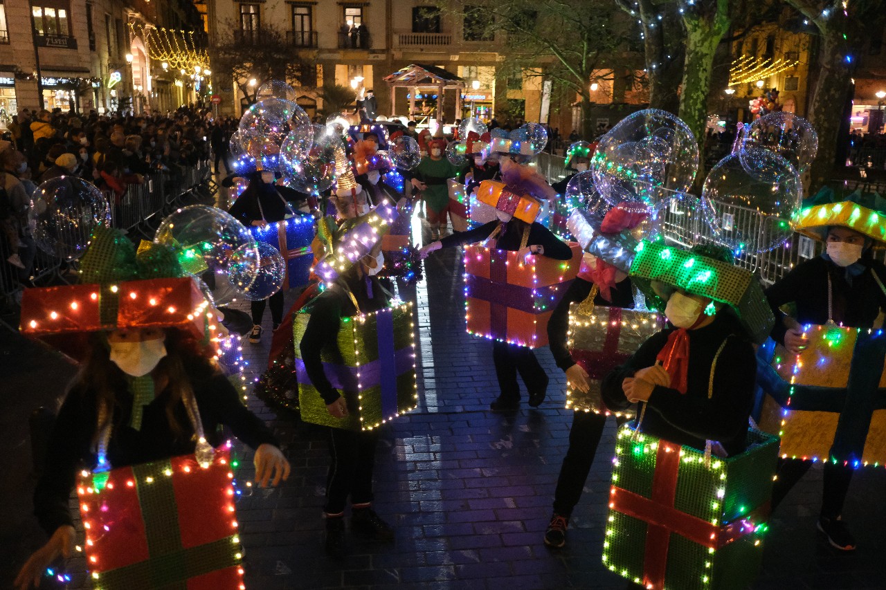 Los niños reciben a Olentzero y Maridomingi en una Donostia menos concurrida