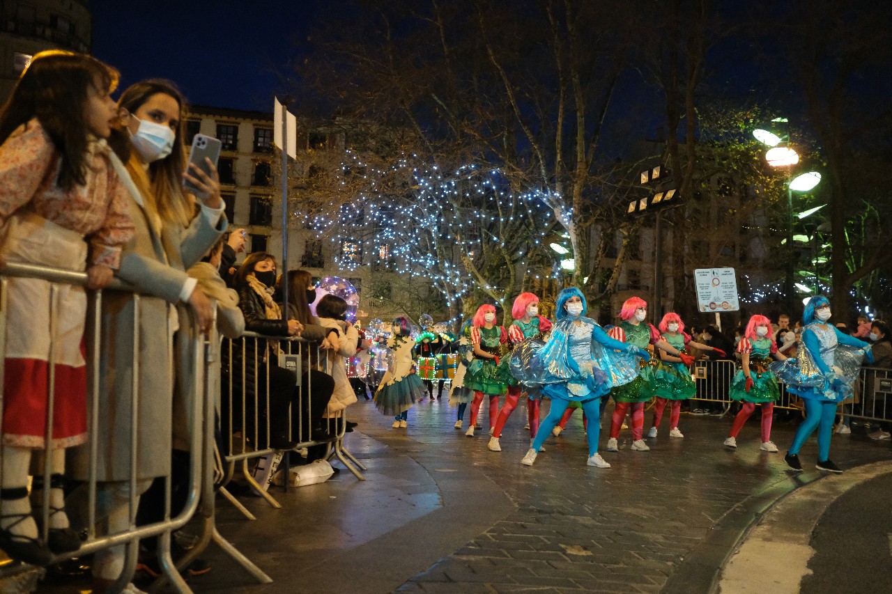 Los niños reciben a Olentzero y Maridomingi en una Donostia menos concurrida