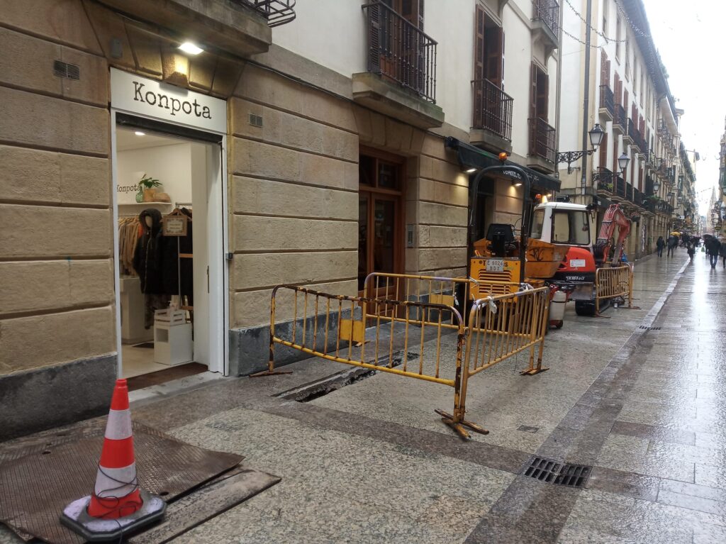 Ainara Comerciantes de la calle Mayor protestan por los perjuicios de las obras del hotel