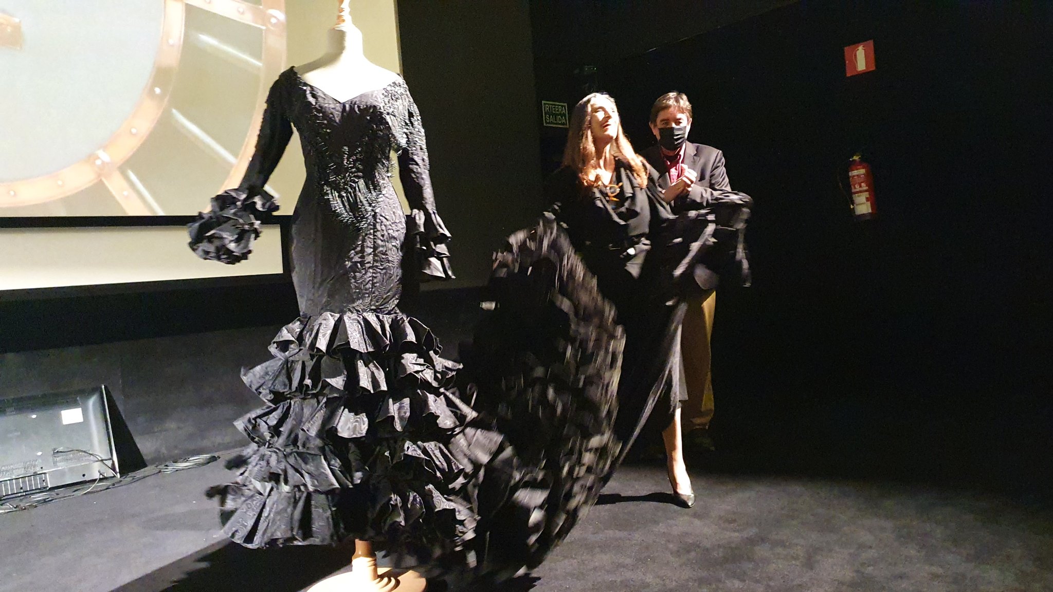 Angela y Luis Ángela Molina lega un vestido de 'Las cosas del querer' al Instituto Cervantes