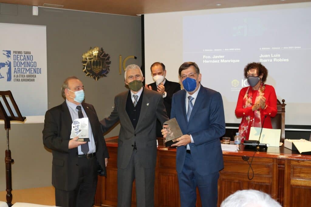 IMG 7884 Entregados los premios a la Ética Jurídica a Javier Hernáez y Juan Luis Ibarra