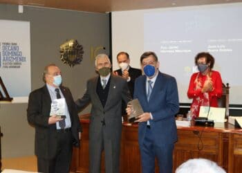 Entre de los galardones a Javier Hernáez y Juan Luis Ibarra. Foto: ICAGI