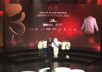 Los 4 chefs de los nuevos restaurantes con dos estrellas Michelin, incluido el argentino Pablo Airaudo, chef del Amelia. Foto: Guía Michelin