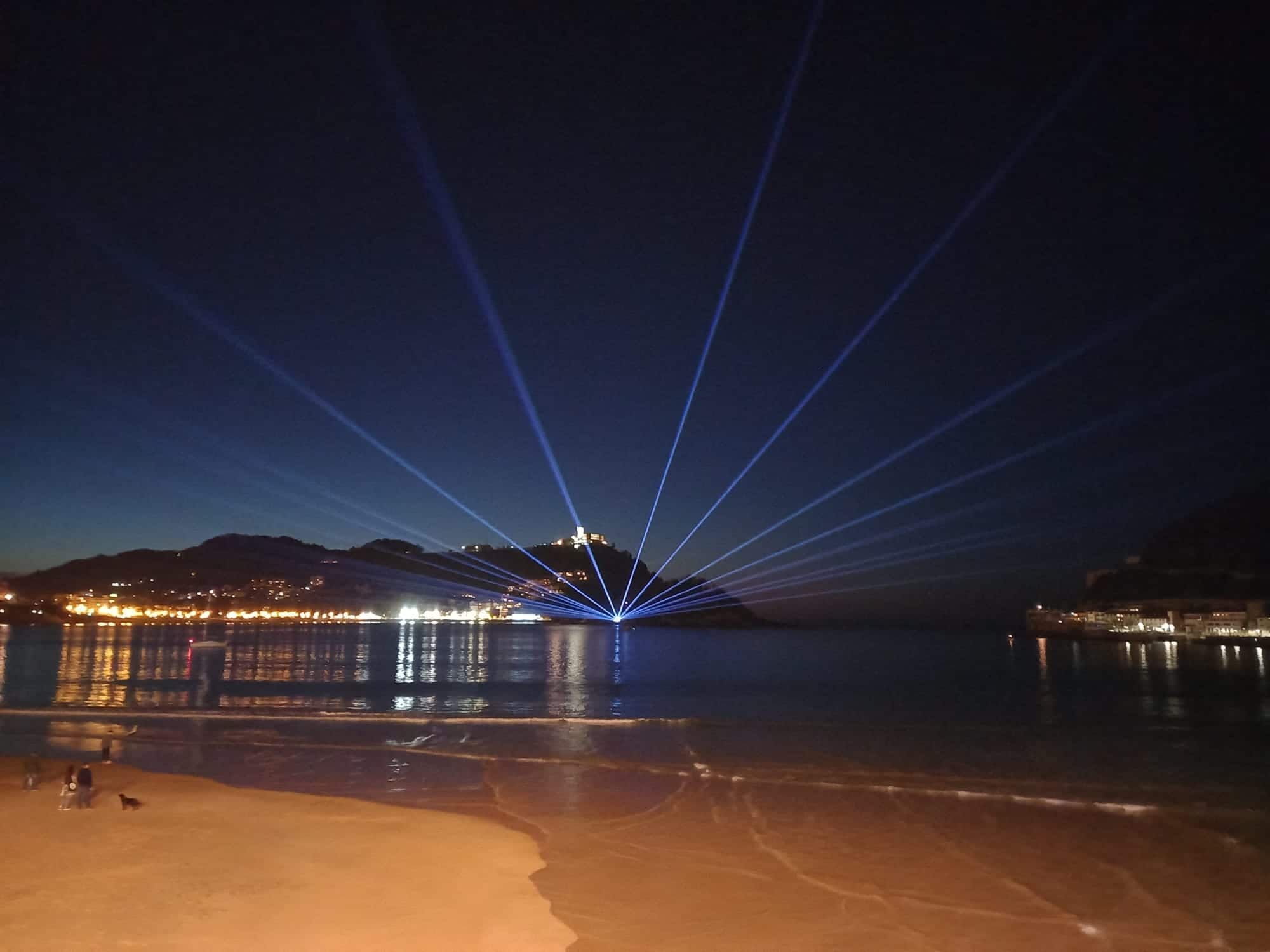 luces1 - Charla visual y musical entre la isla Santa Clara y el Paseo de la Concha