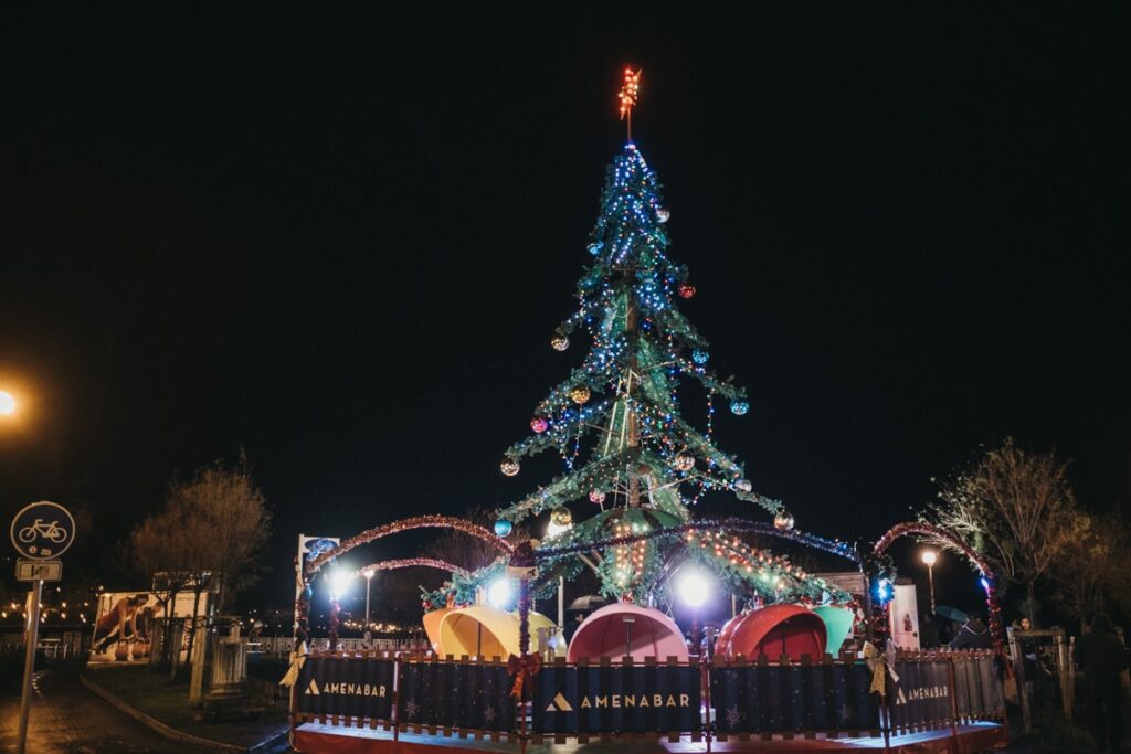noria arbol Gabonak Zuretzat lleva la Navidad infantil y juvenil a los barrios donostiarras