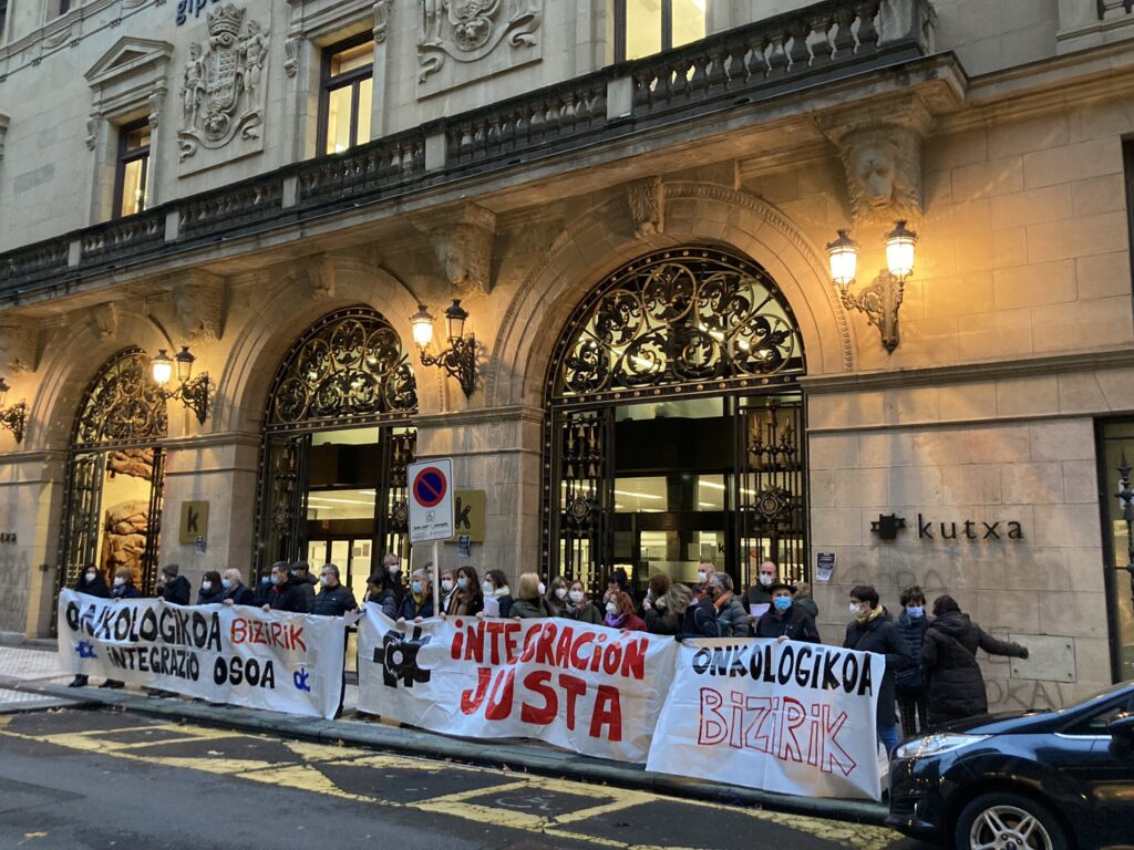 onkologikoa kutxa Trabajadores de Onkologikoa se manifiestan frente a Kutxa