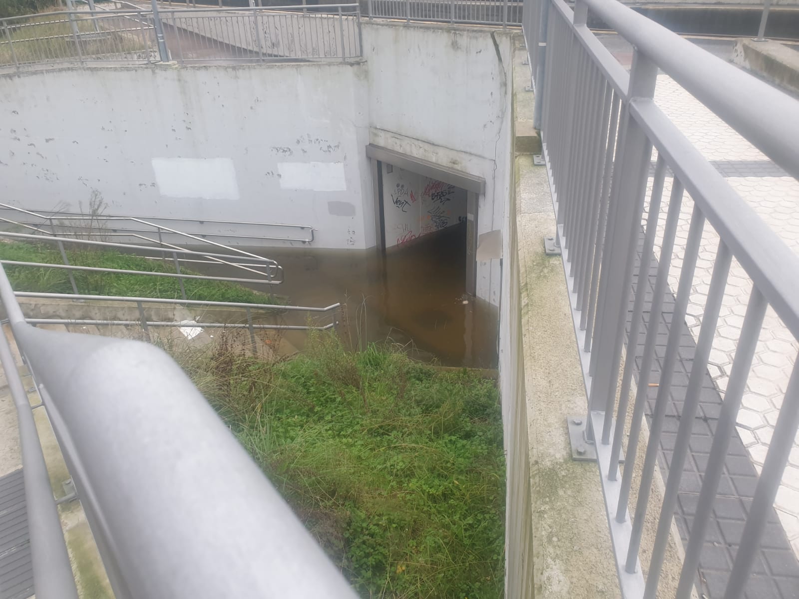 paso renfe txomin - Inundaciones en Okendotegi y mas problemas por la lluvia en Donostia