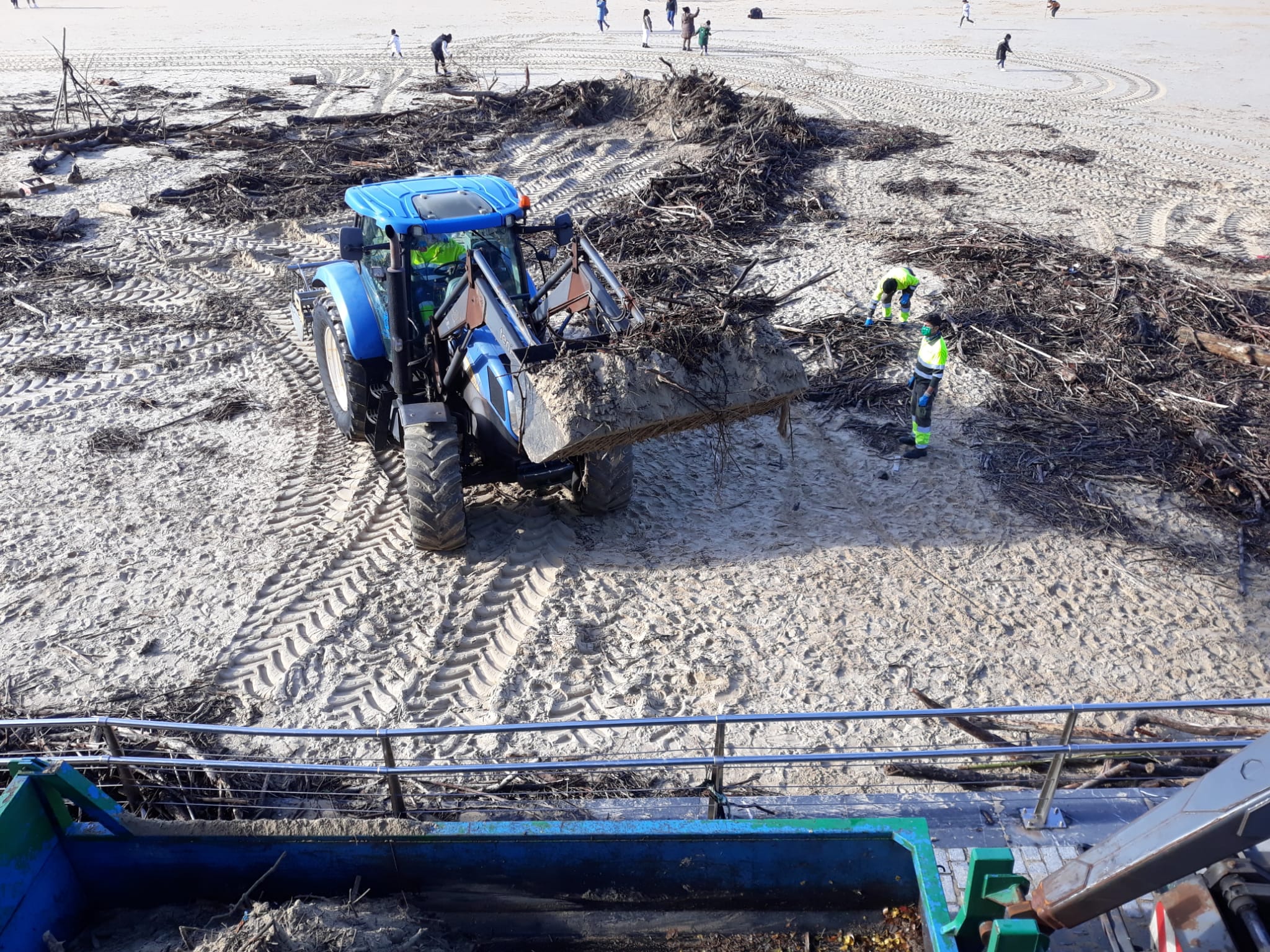 playas restos1 El temporal deja en las playas donostiarras 125 tonelada de madera y basura