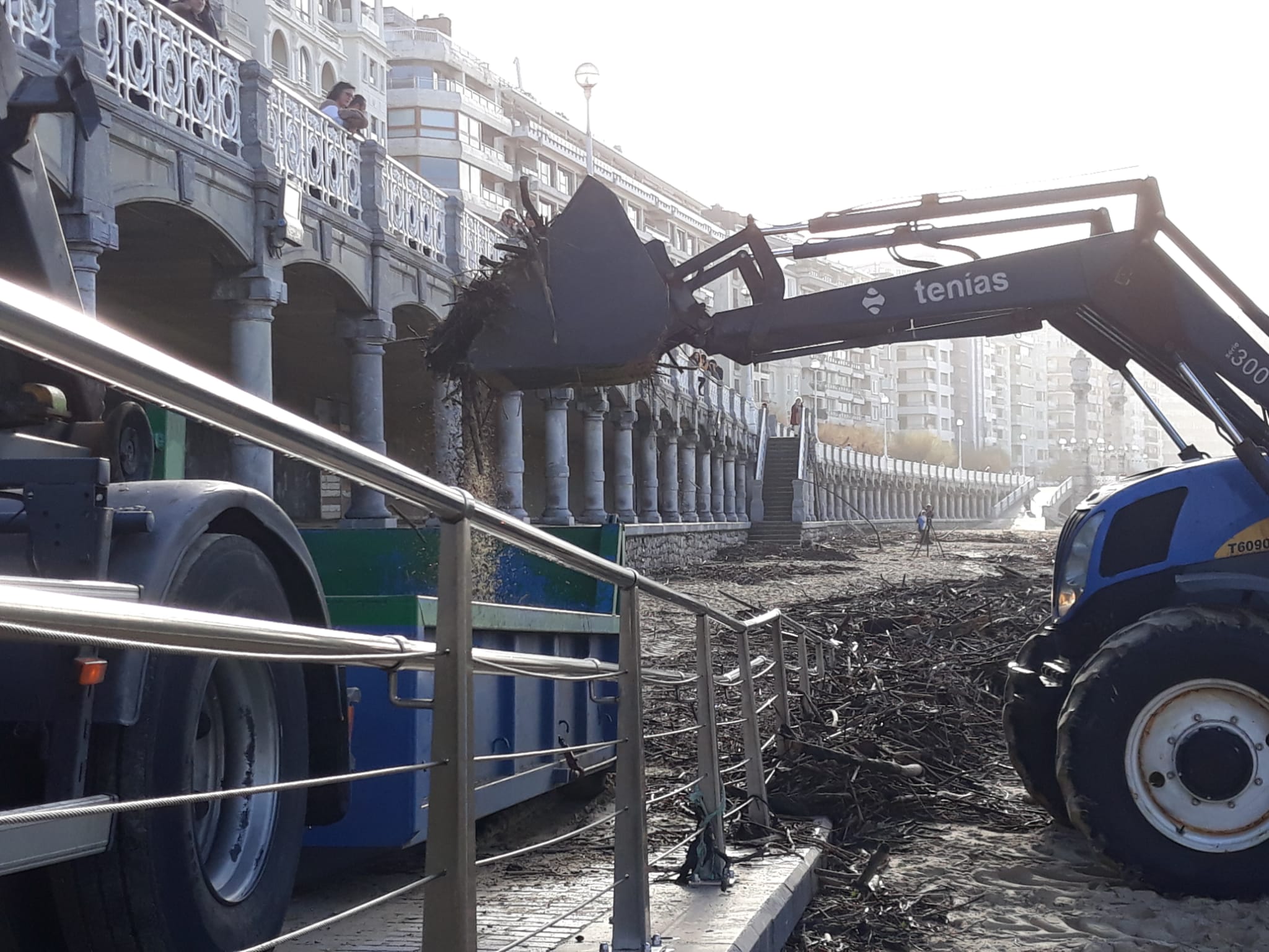 playas restos2 El temporal deja en las playas donostiarras 125 tonelada de madera y basura
