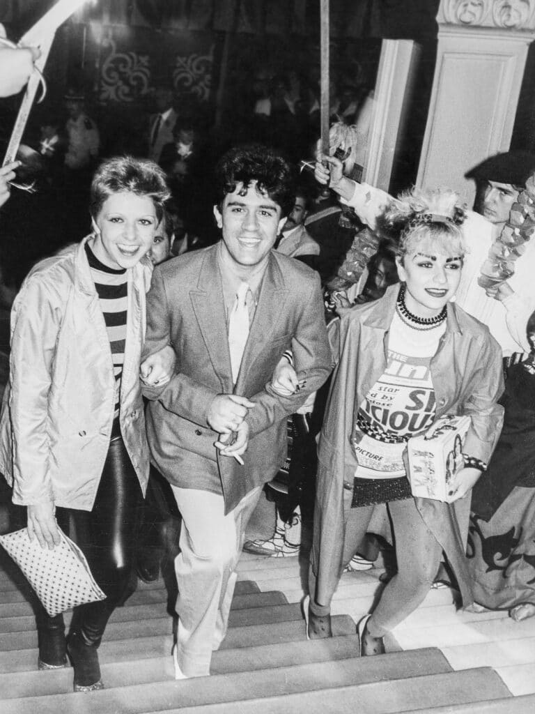 ssiff37327 Pedro Almodovar Olvido Gara Alaska y Blanca Sanchez subiendo las escaleras del Teatro Victoria Eugenia en el estreno de Pepi Luci Bom y otras chicas del monton 1980. Treinta imágenes recrean el Festival de San Sebastián de la Transición