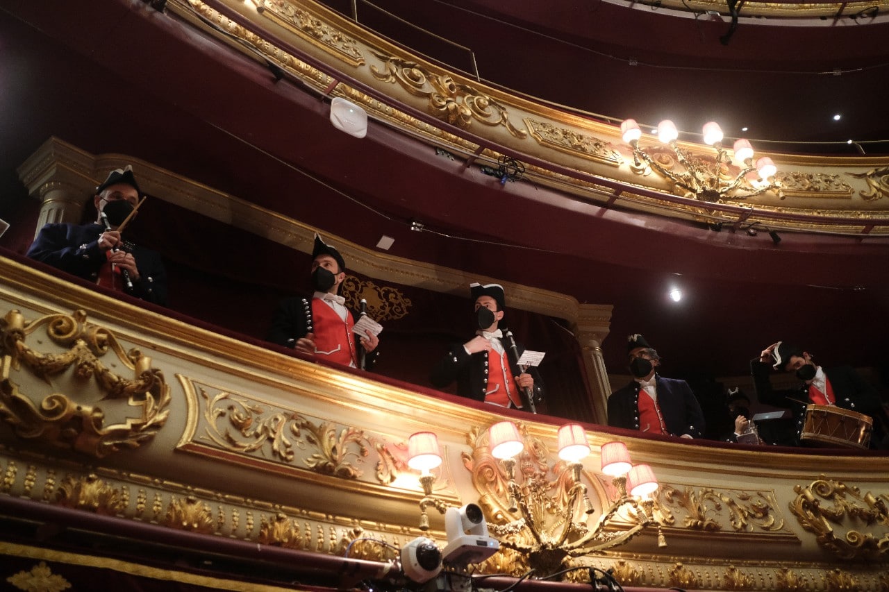 Esther Ferrer dedica el Tambor de Oro a los médicos de la UCI