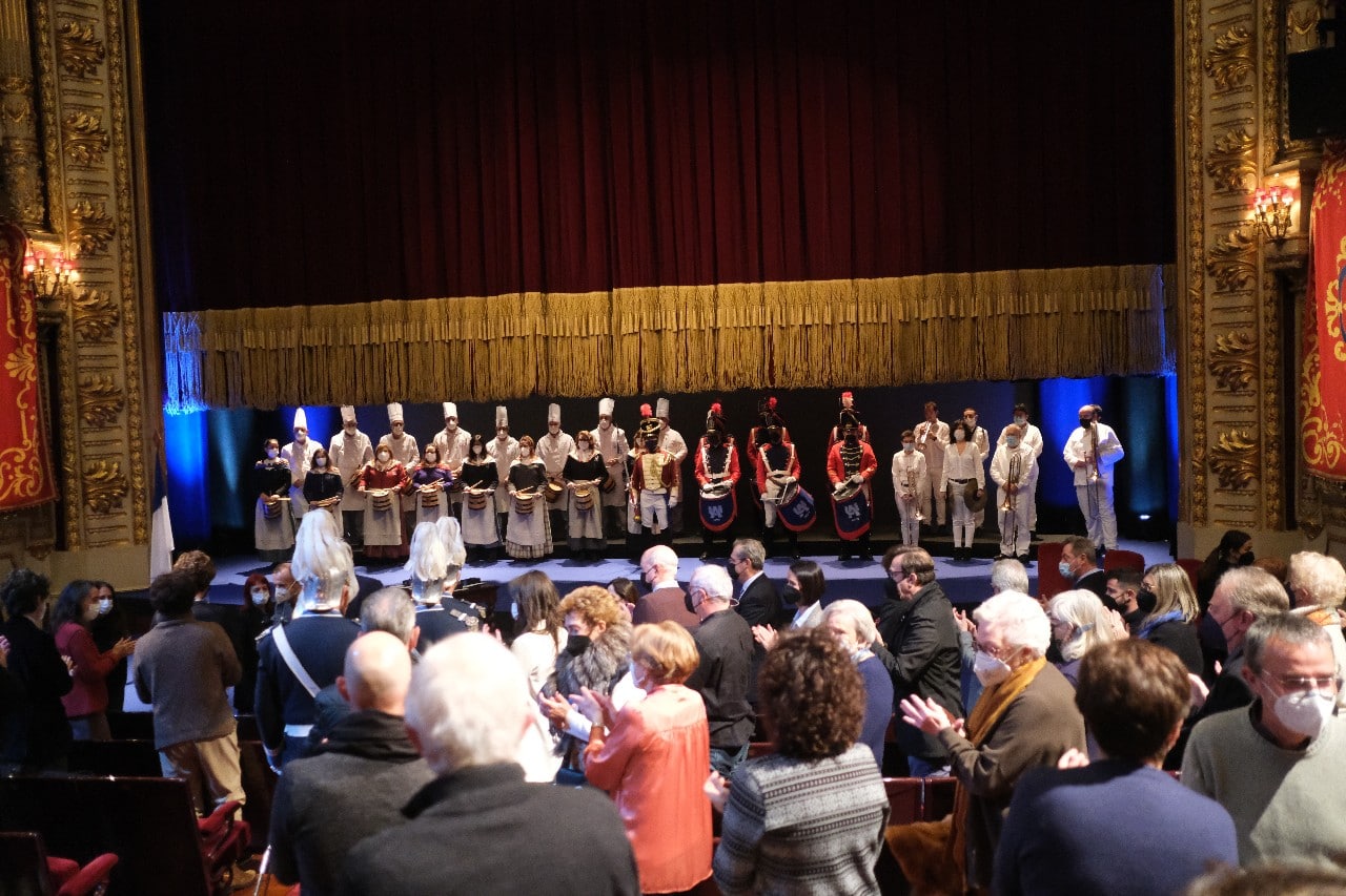 Esther Ferrer dedica el Tambor de Oro a los médicos de la UCI